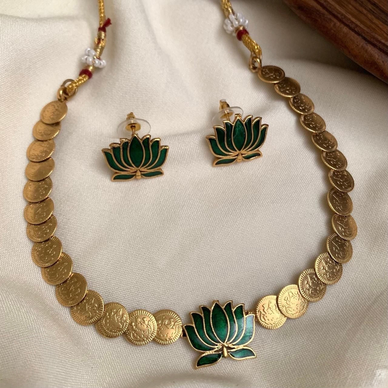 Gold-Polish Kashu Lotus Choker Necklace 1310