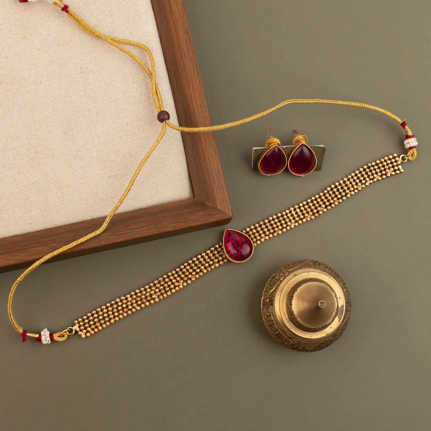 Gold-Toned Non-Idol Choker Necklace 1875