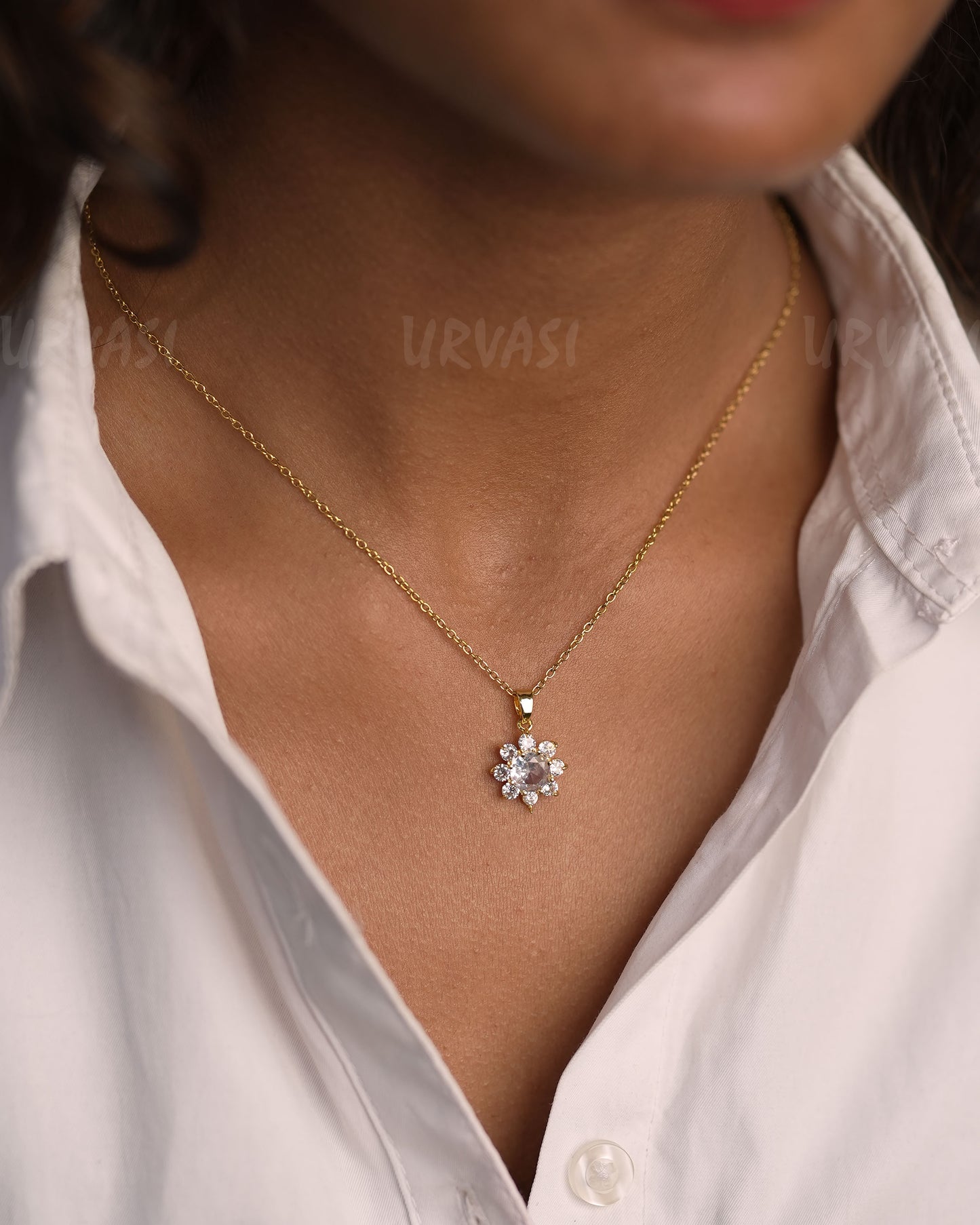 Gold-Toned Luxe Flora Simple Chain SC 119