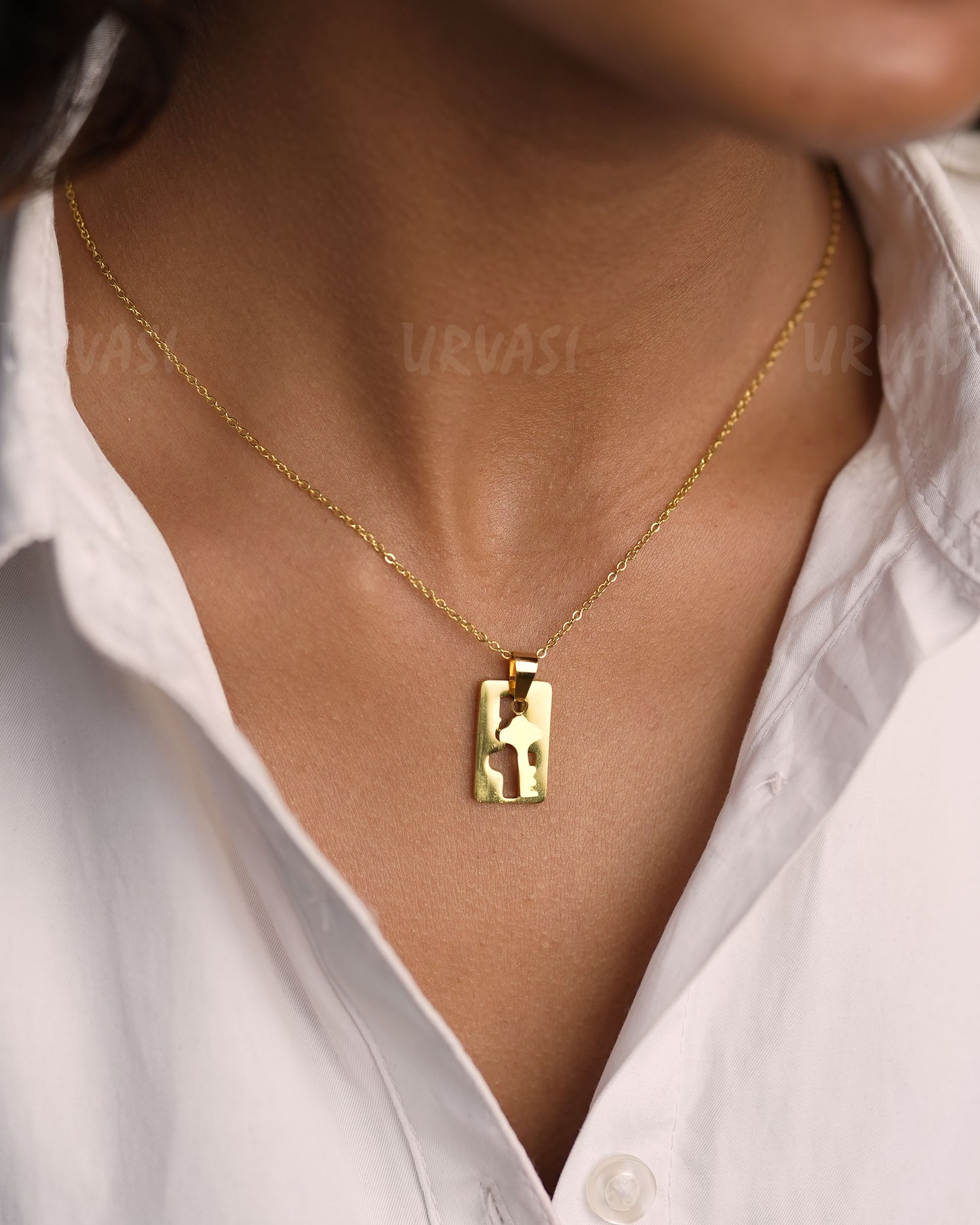 Gold-Toned Cut-Out design Rectangular Simple Chain SC 131