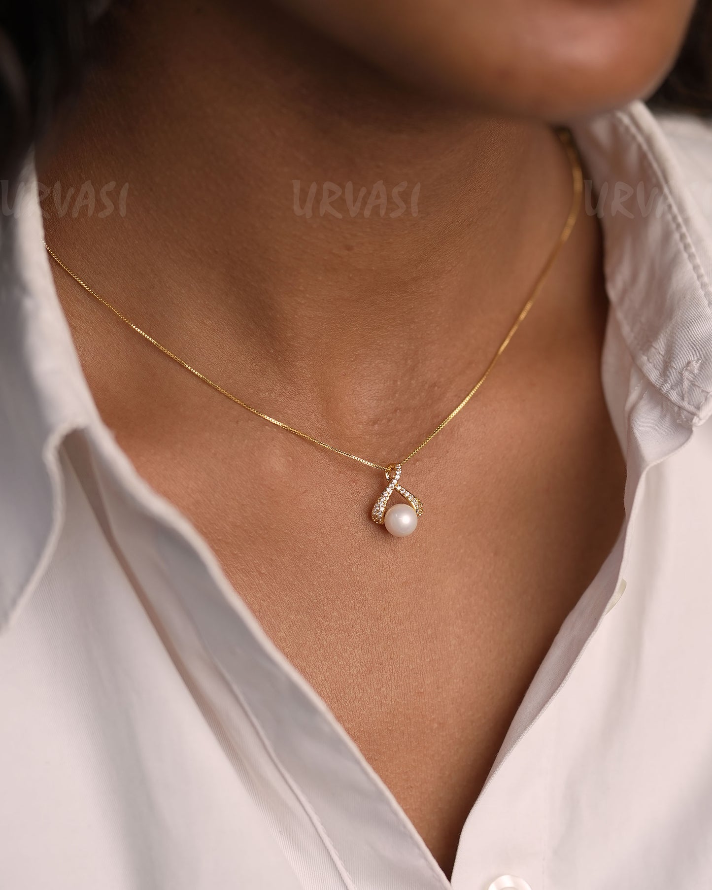 Gold-Toned Pearl And Rhinestone-Encruted Pendant Simple Chain SC 159