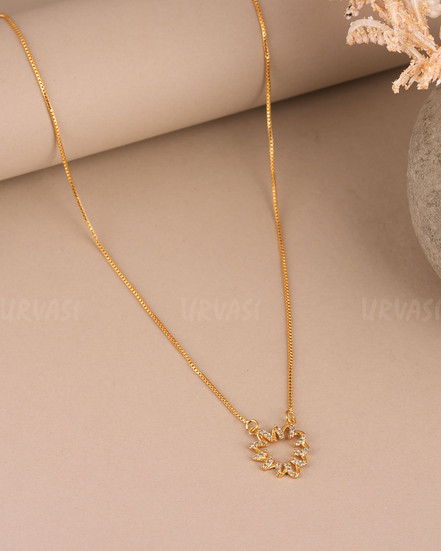 Gold-Toned Floral-Shaped Pendant Mala Ma 138