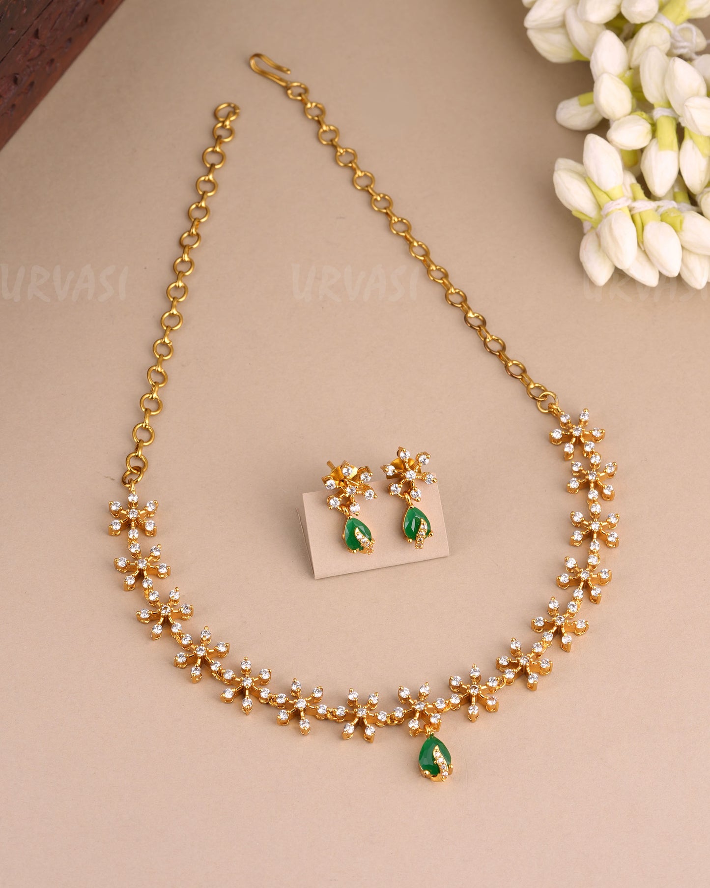 Gold-Toned Star-Designed Pendant Necklace 1471