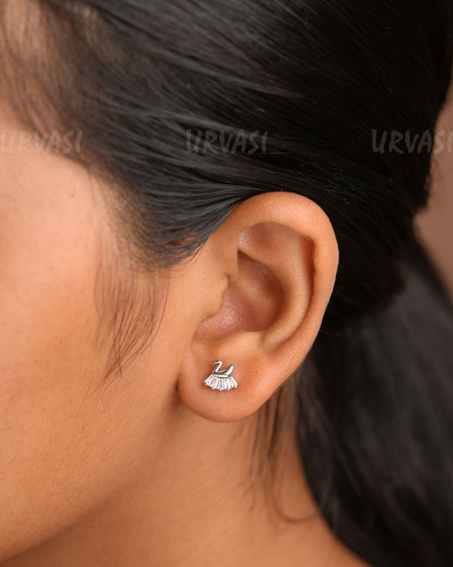Minimal Swan Designed Earrings ER 449