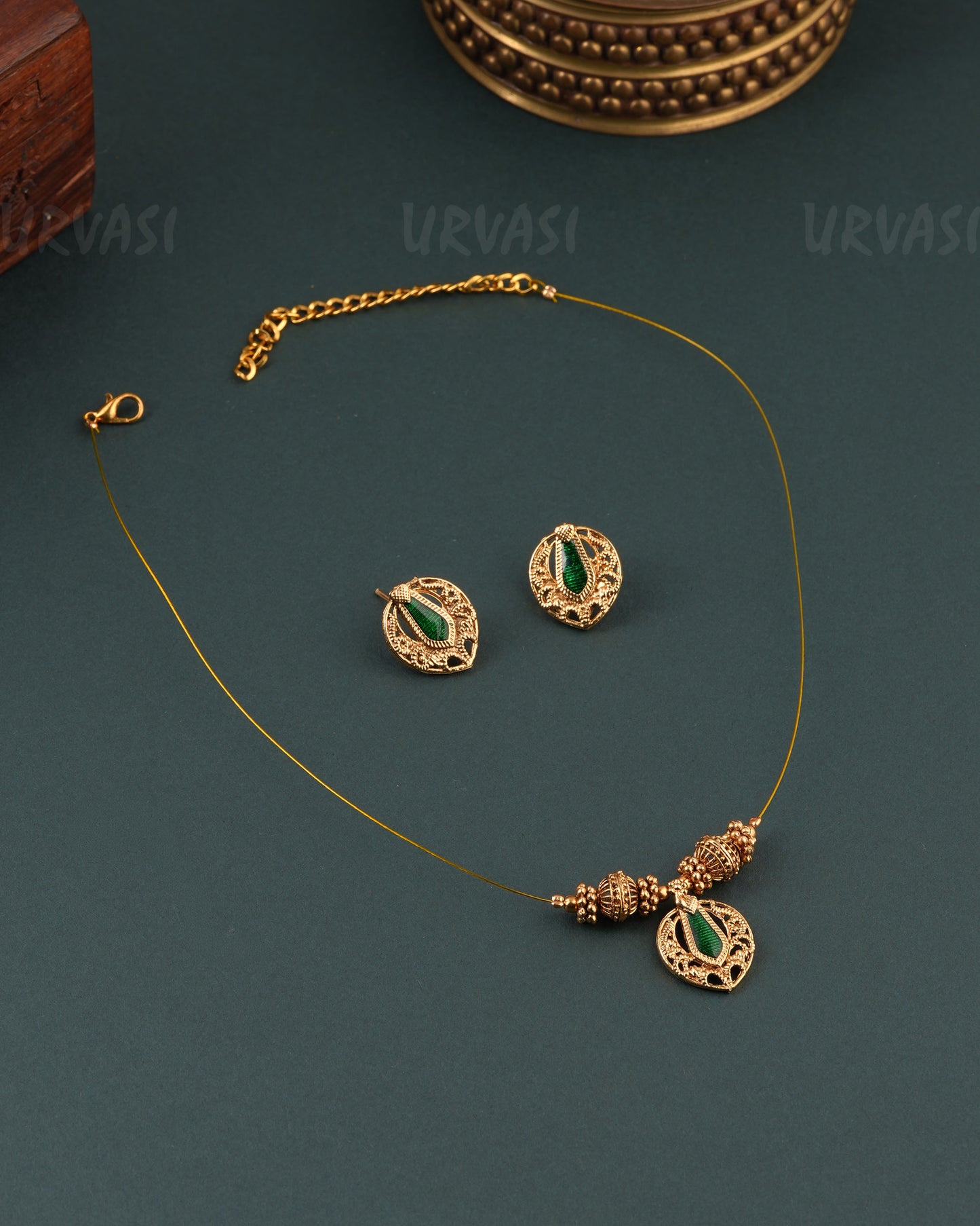 Gold-Toned Palakka Version Invisible Chain Necklace 1640