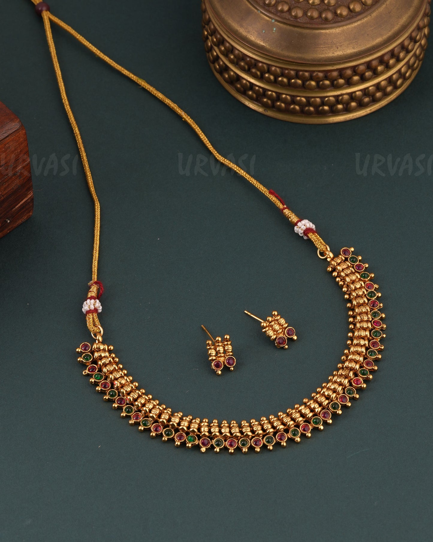 Gold -Toned Floral Designed Choker Necklace 1664
