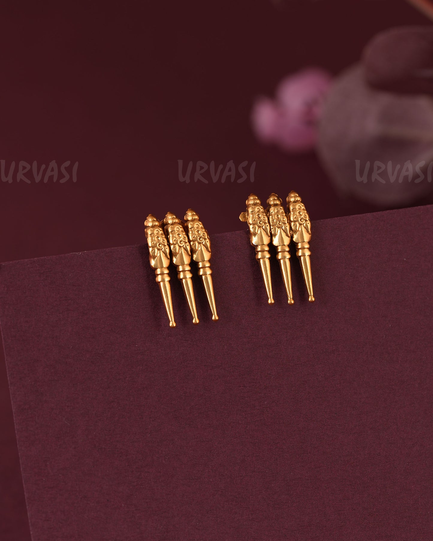 Gold-Toned Claw-Style Stud Earring ER 1098