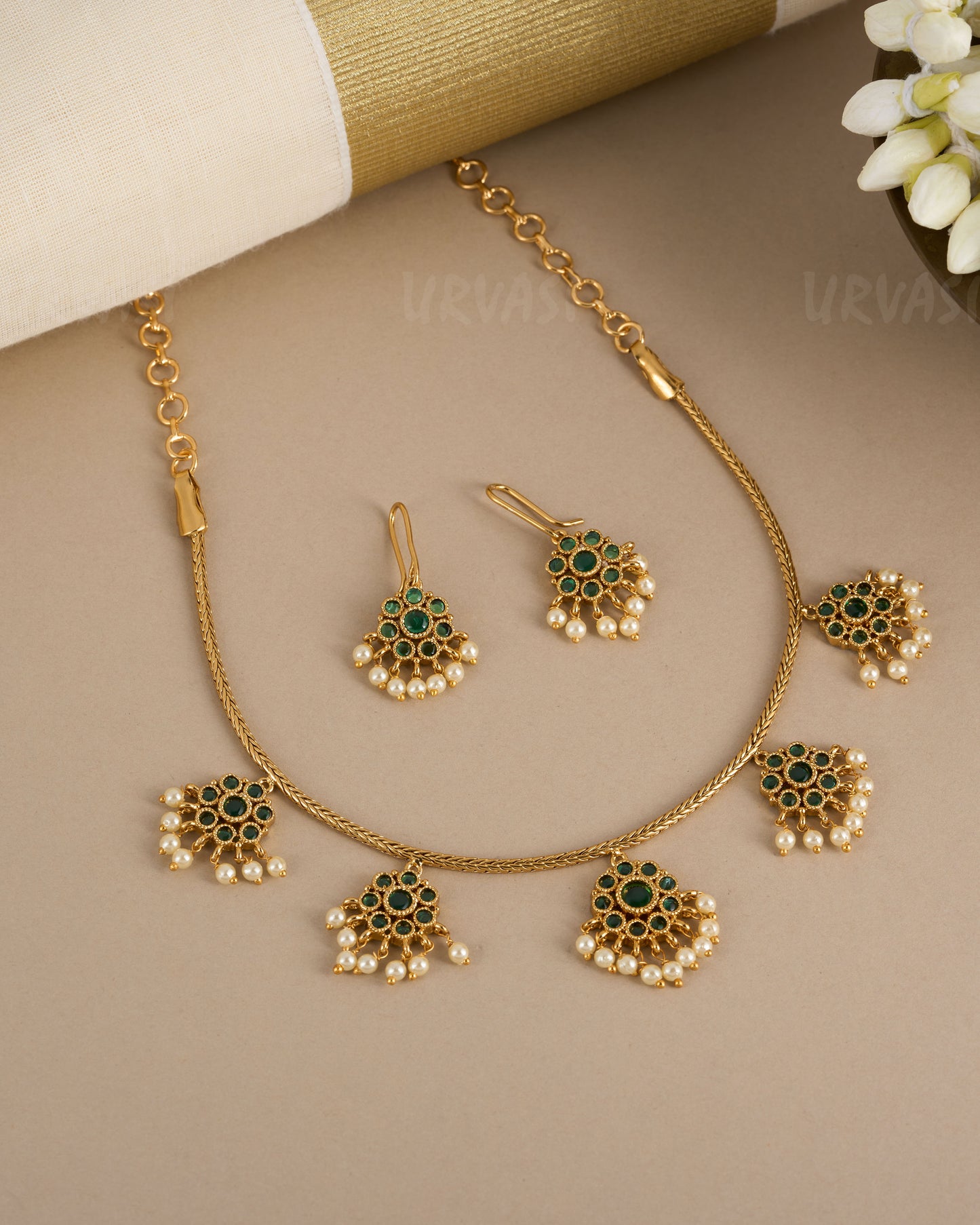 Cluster Pendant Choker Green Necklace 301