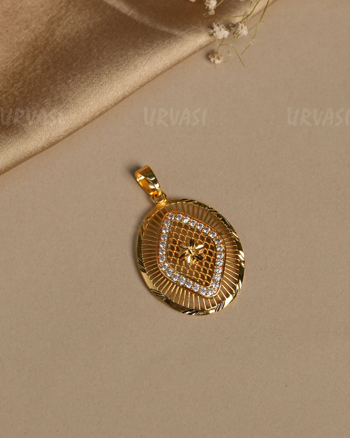 Oval-shaped gold-plated pendant PT 18