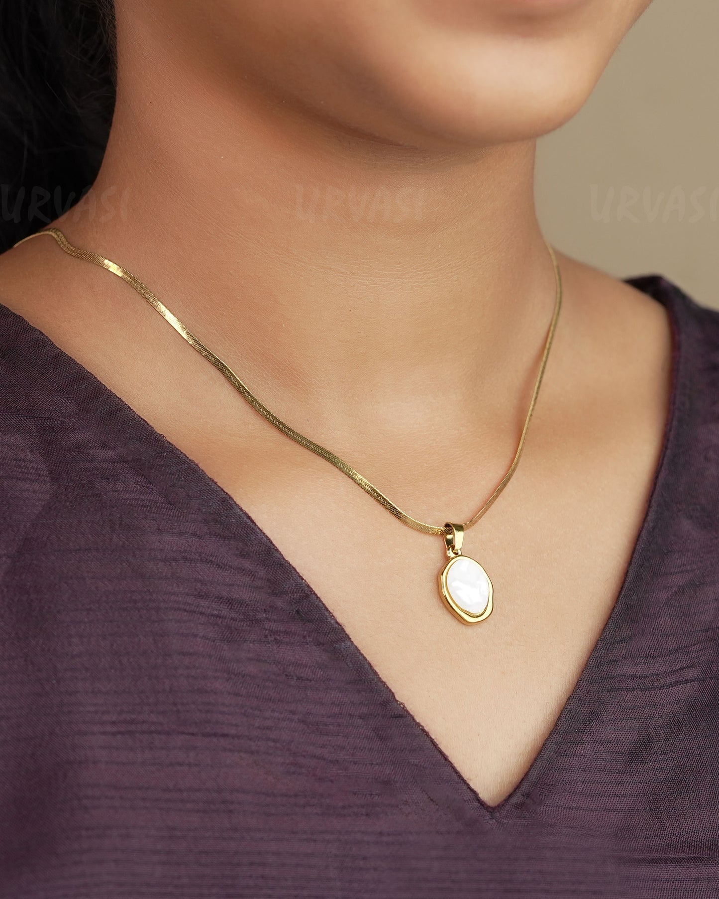 Gold-polish White Pendant Simple Chain SC 64