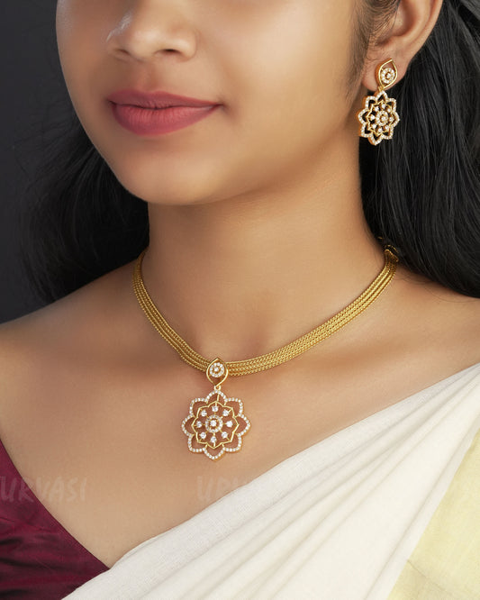 Gold-Toned Floral Motif Pendant Necklace 1025