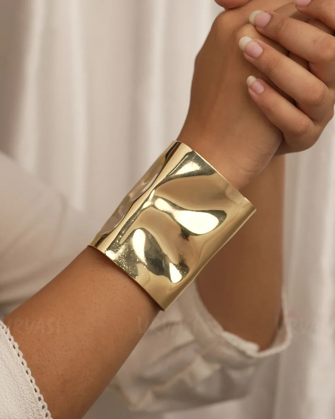 STATEMENT BANGLE – URVASI LADIES NOVELTIES