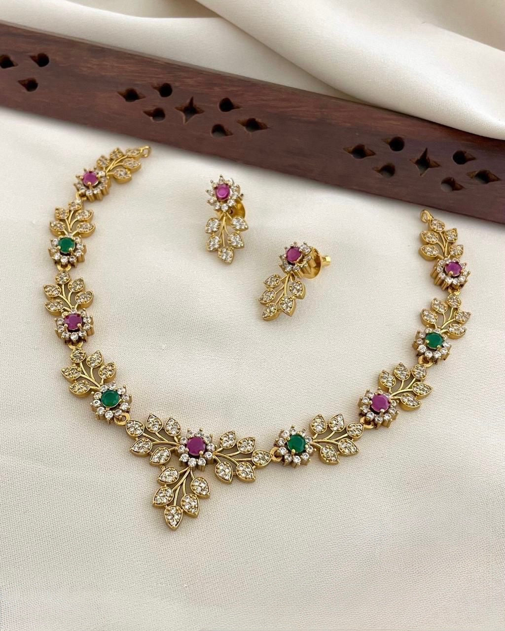 Gold-Toned Floral Leaf Designed Necklace 1460