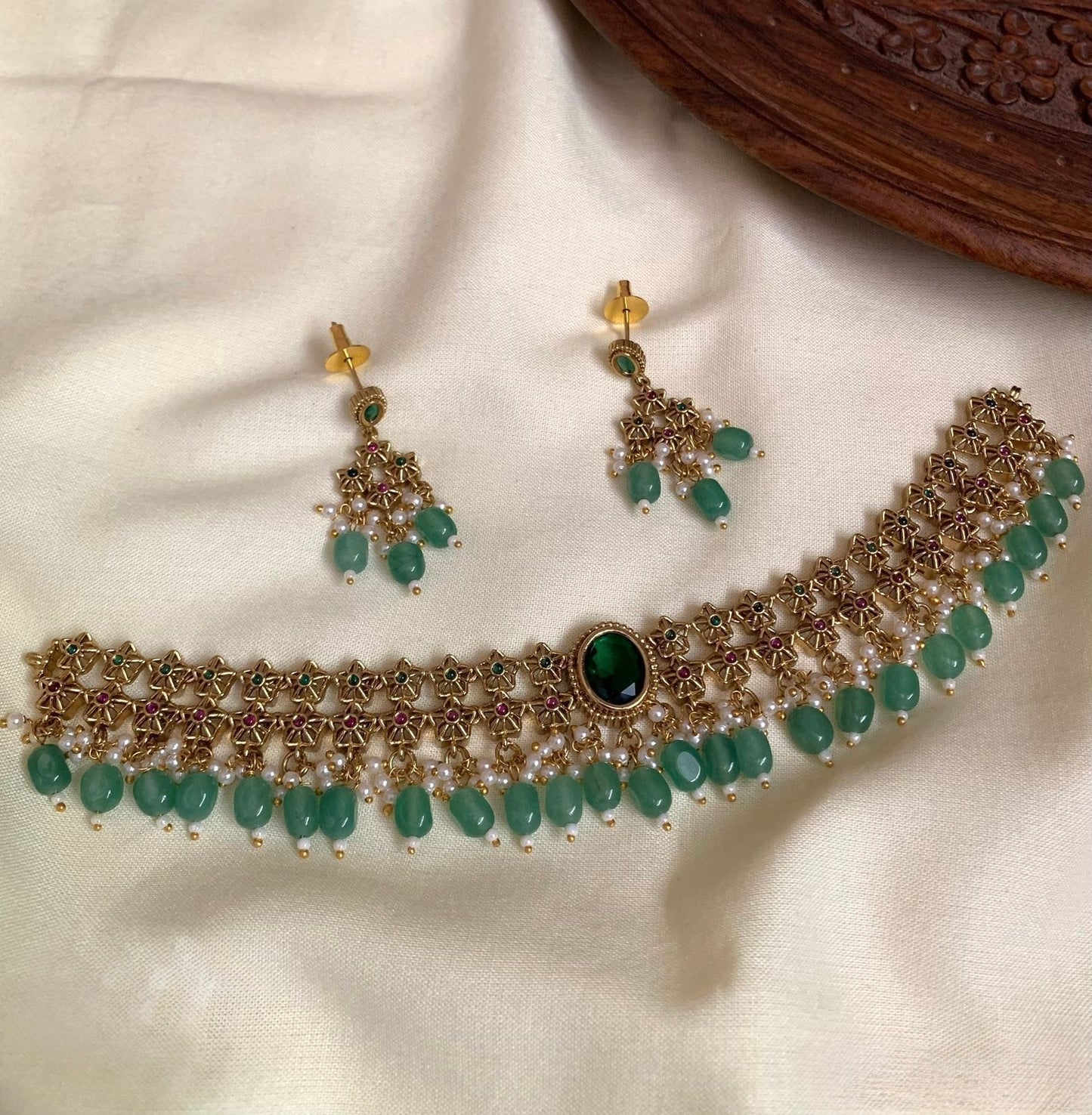 Emerald Stone and Pearl Beaded Necklace 911
