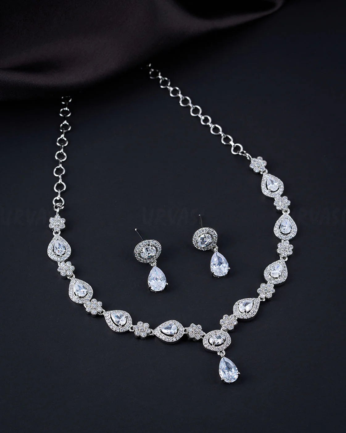 Pear Drop Green Stone Necklace 642
