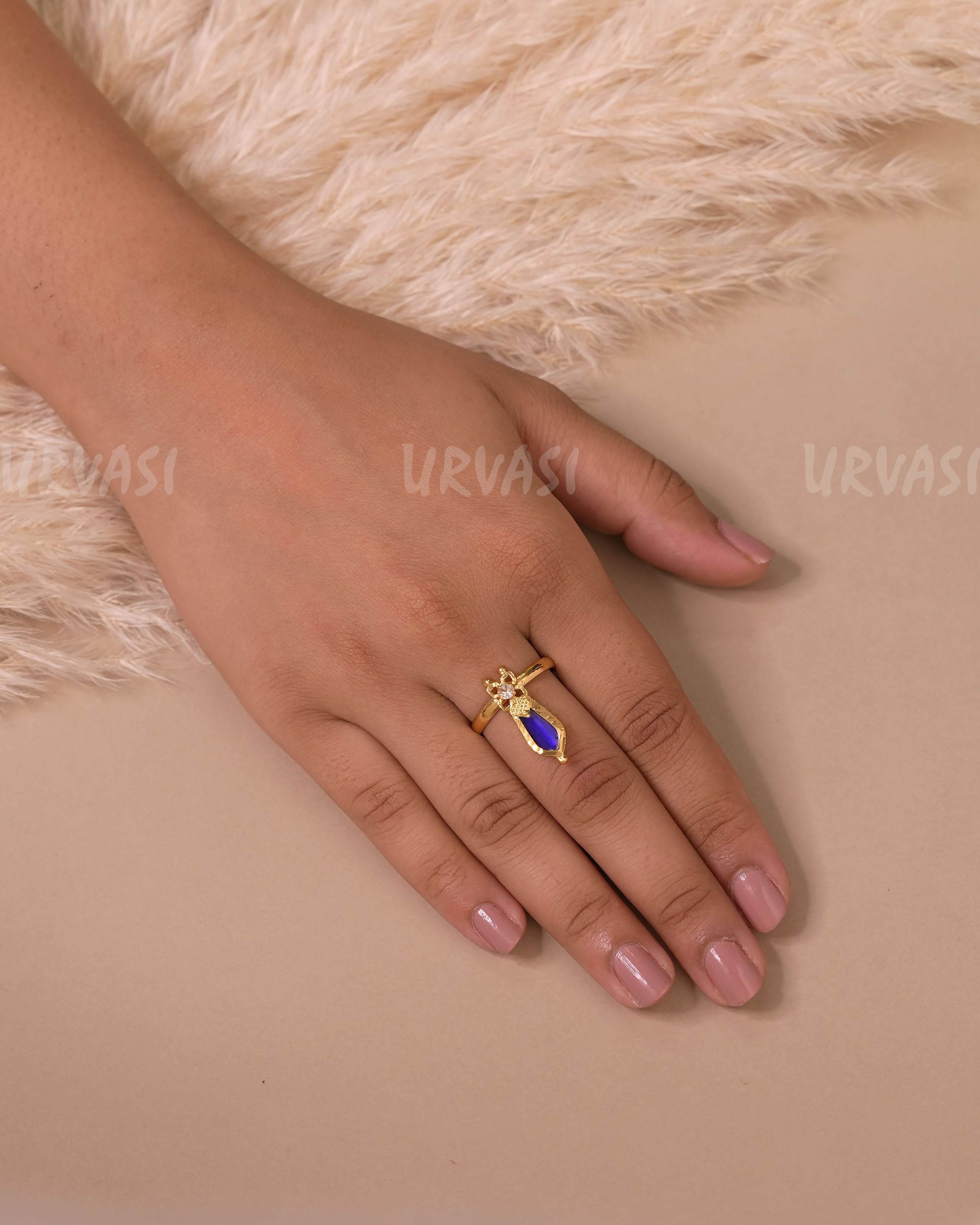 アクセサリー Nanasisan Gold-Toned Traditional Nagapadam Designed Finger Ring FR 54