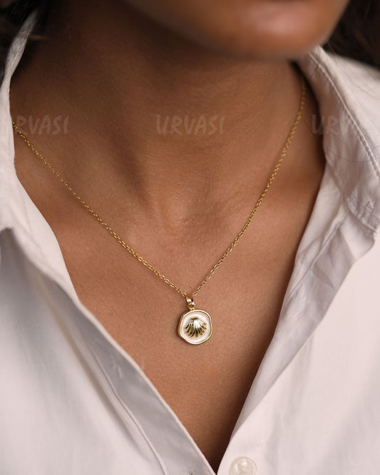 Gold-Polish Sea-Shell Pendant Simple Chain SC 147