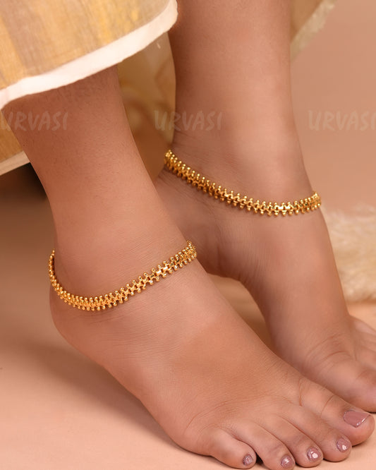 Gold-Toned Box-Designed Anklet AK 88
