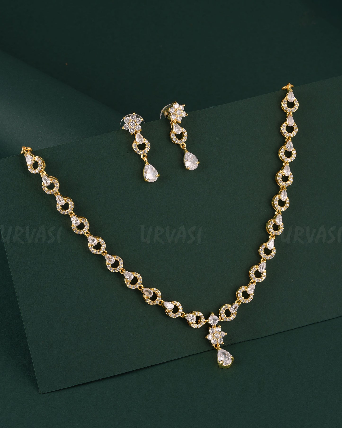 Gold-Polish Floral Pendant Pear-Drop Pendant Necklace  1539