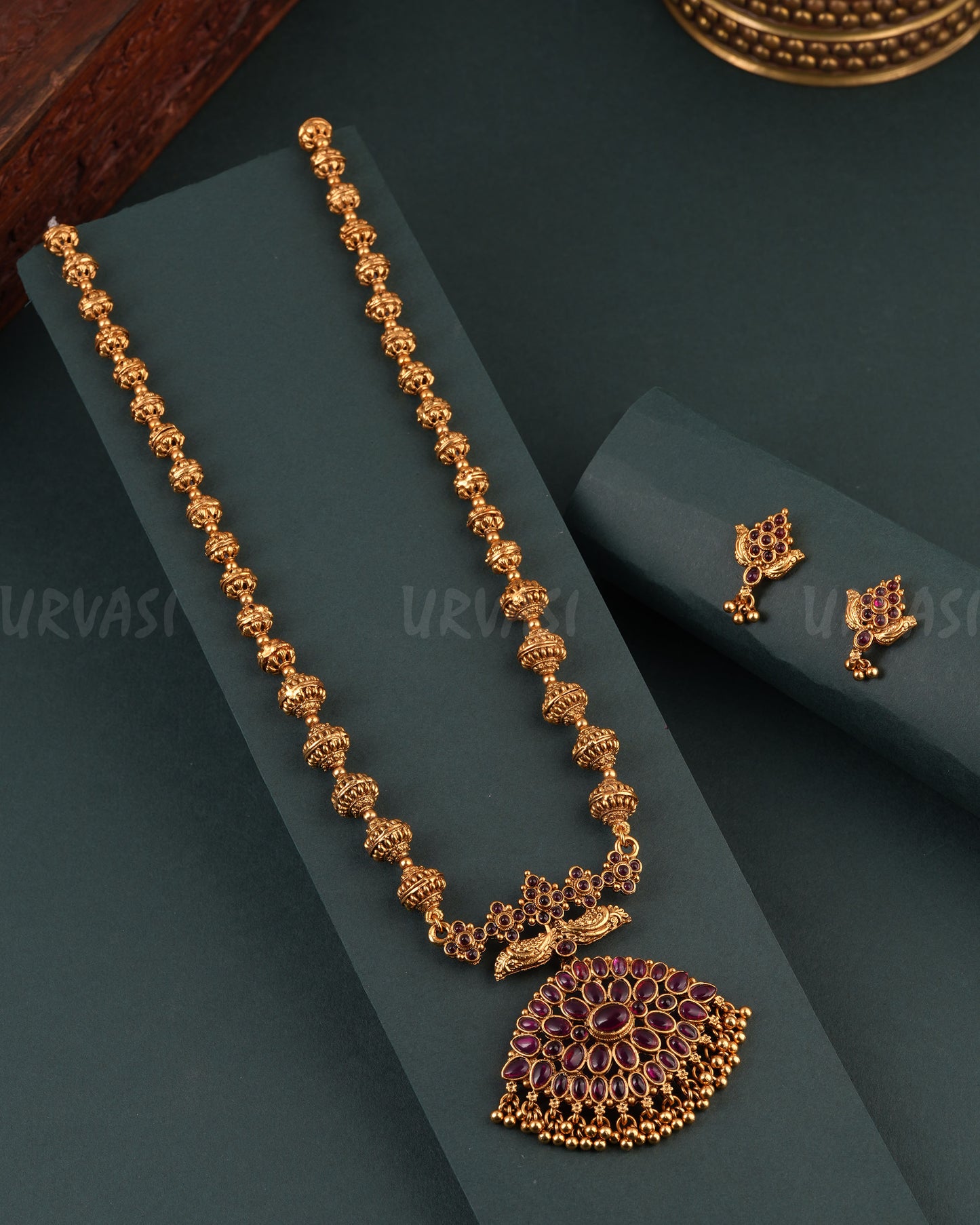 Gold-Toned Floral Long Necklace 1700