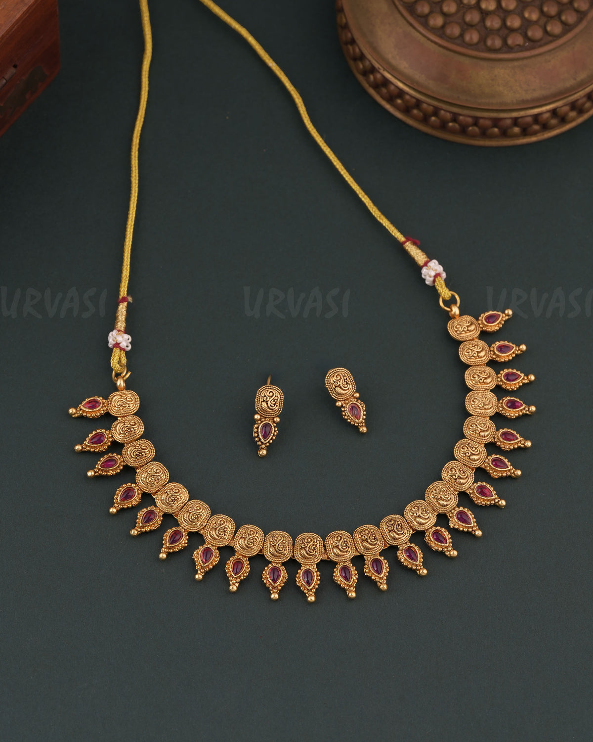 Gold-Toned Traditional Necklace  1781
