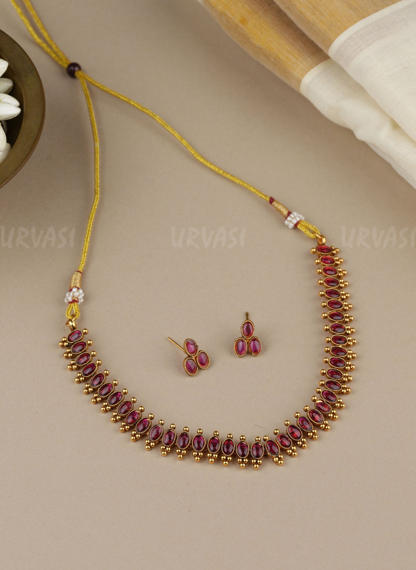 Gold-Toned Traditional Emerald-Stone choker Necklace 1857