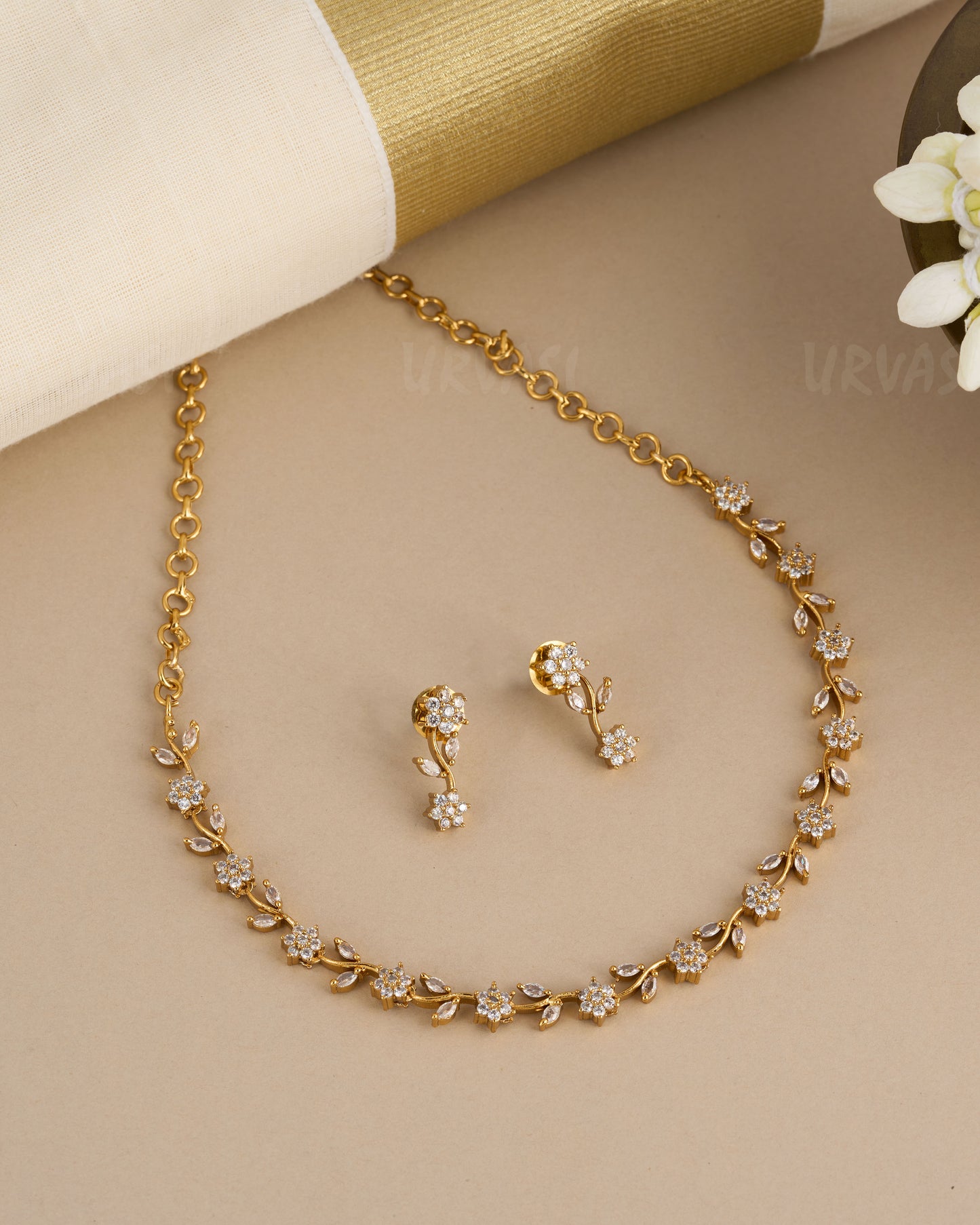 Gold-Toned Floral Leaf Motif Necklace 798