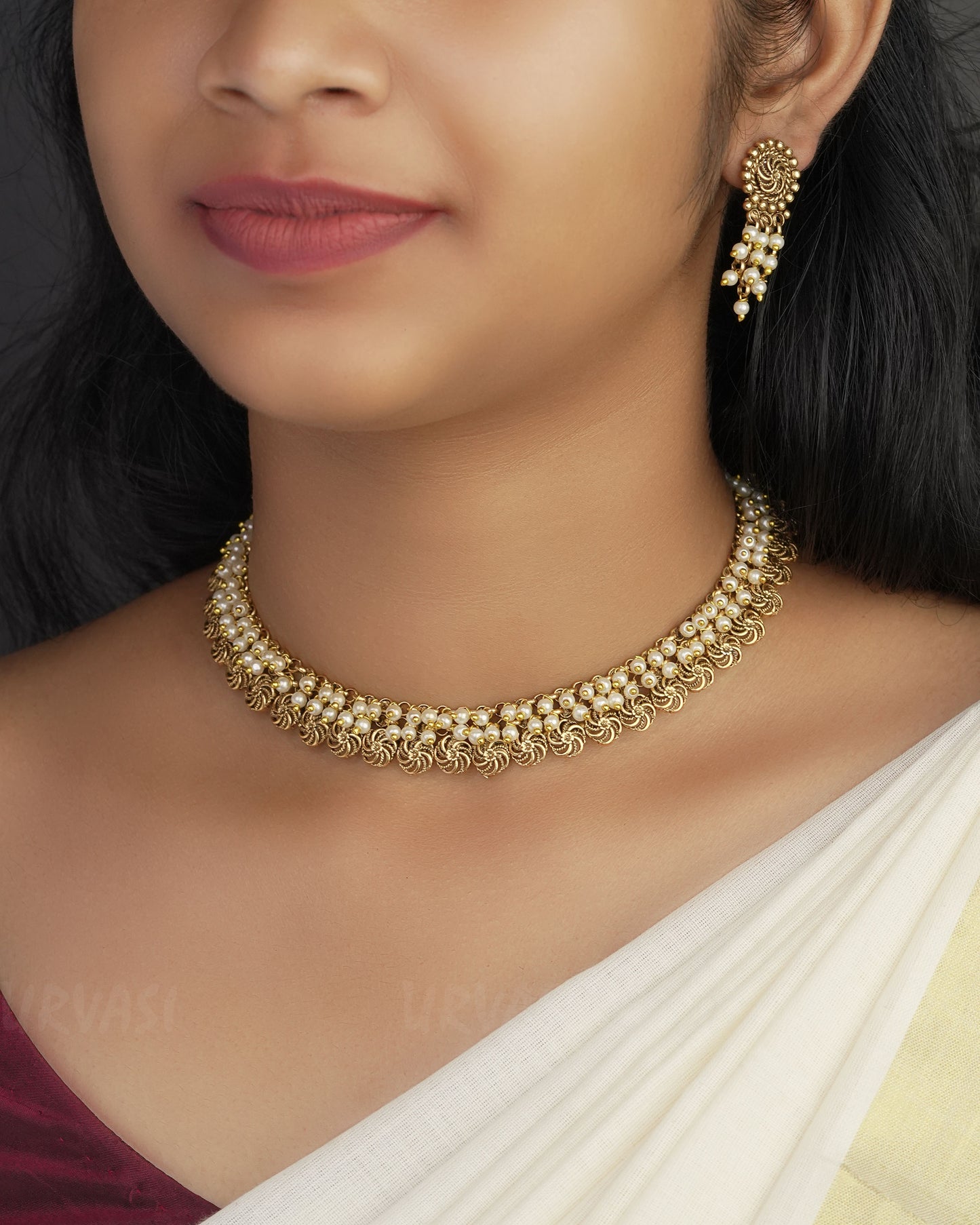 Gold-Toned Floral Pearl Necklace 1042