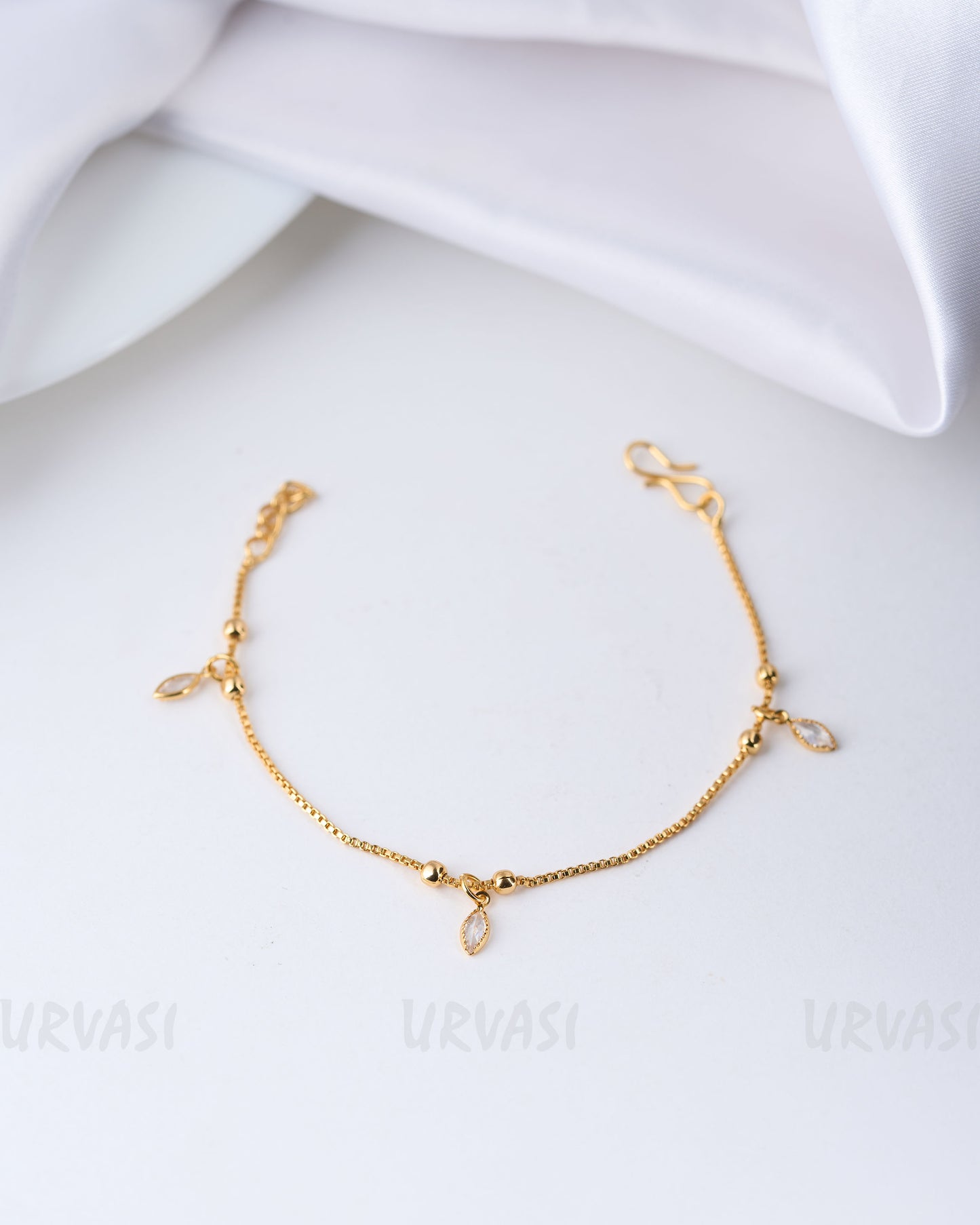 Gold-Toned Tear-Drop Designed Bracelet BR 46
