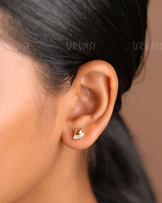 Minimal Swan Designed Earrings ER 449